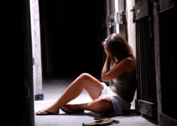 Maltratta e rapina convivente, arrestato