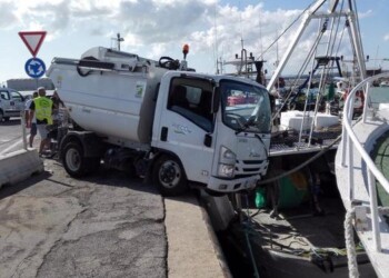 Mezzo rifiuti rischia di finire in mare