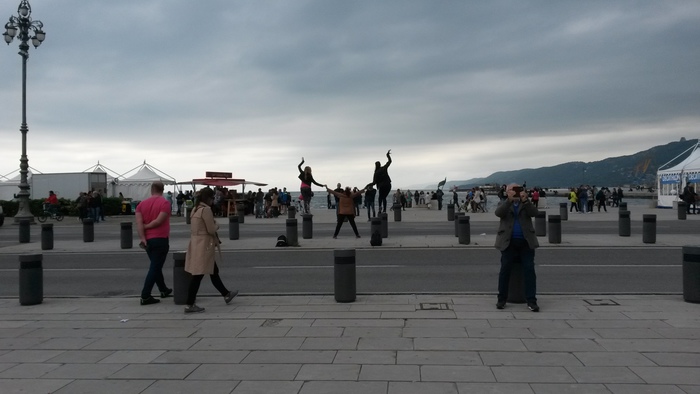 Migranti: profughi si lavano e fanno bucato in porto Trieste