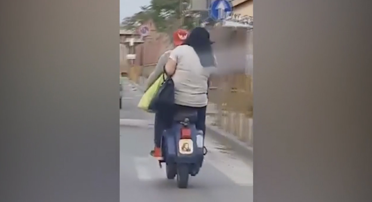Napoli, Gesù al posto della targa su una Vespa/ Il video denuncia “Senza parole”