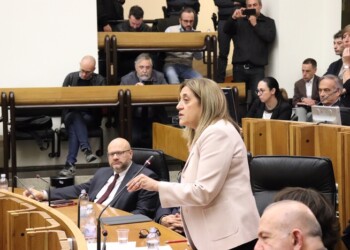 Polemica per volantino con foto Marini