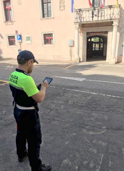 Polizia locale con il tablet a Rovereto