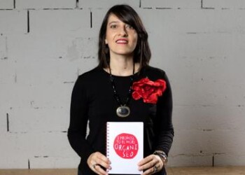 Professional organizer in azione per aiutare vittime accumulo  