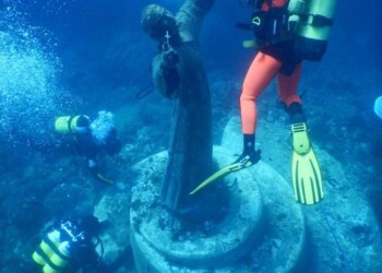 Ripulita statua Cristo Abissi a Camogli