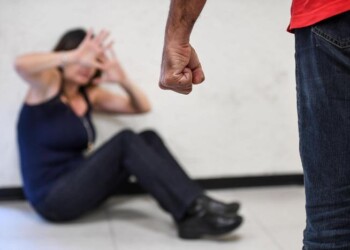 Rompe il naso alla compagna davanti al figlio di 2 anni, arrestato ex pugile