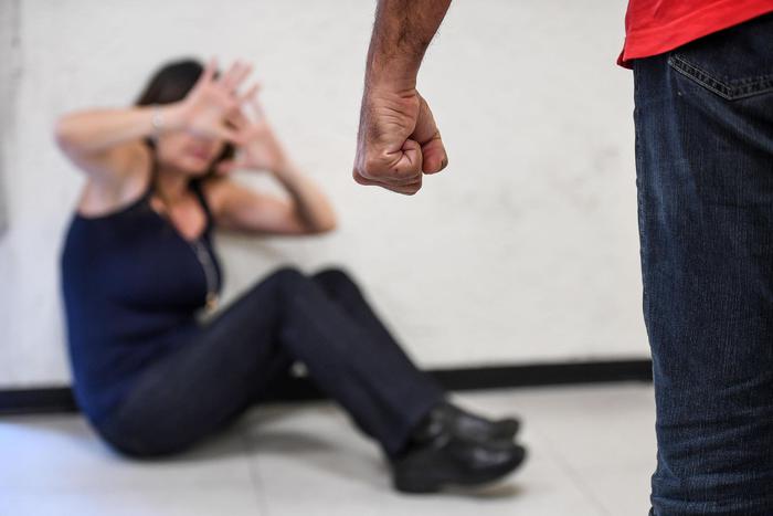 Rompe il naso alla compagna davanti al figlio di 2 anni, arrestato ex pugile