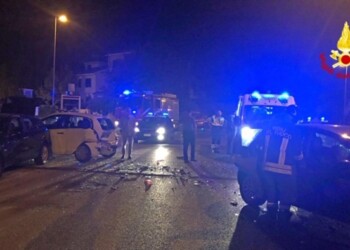 Sbanda e finisce contro 6 auto in sosta
