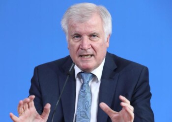Seehofer a Salvini, navi non aspettino
