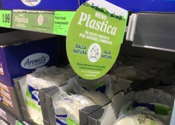 Sostenibilità: Lidl mette al bando le stoviglie monouso  