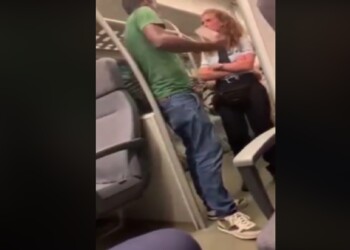 Straniero senza biglietto, capotreno obbliga a pagare/ Video “Hai i soldi, ora paghi”