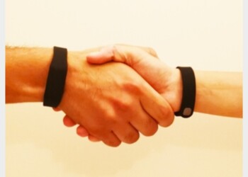 Stretta mano invece biglietti da visita