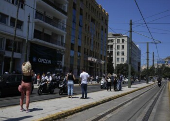 Terremoto ad Atene, gente in strada