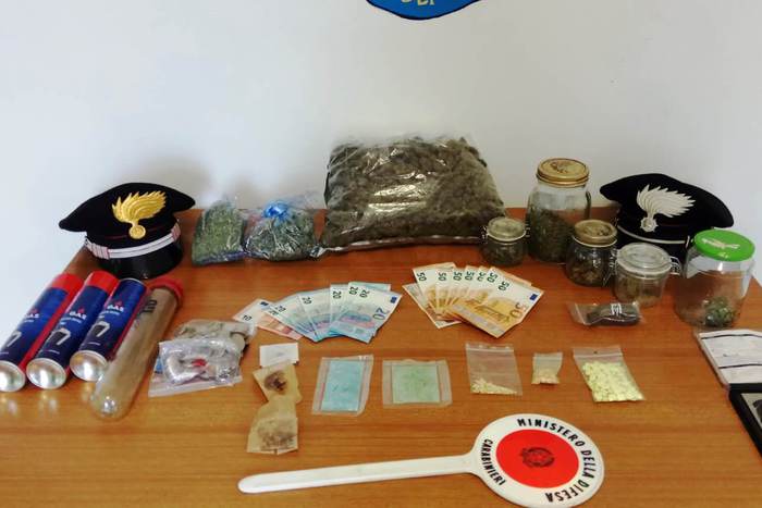 Tiene un chilo di marijuana in casa, arrestato 21enne