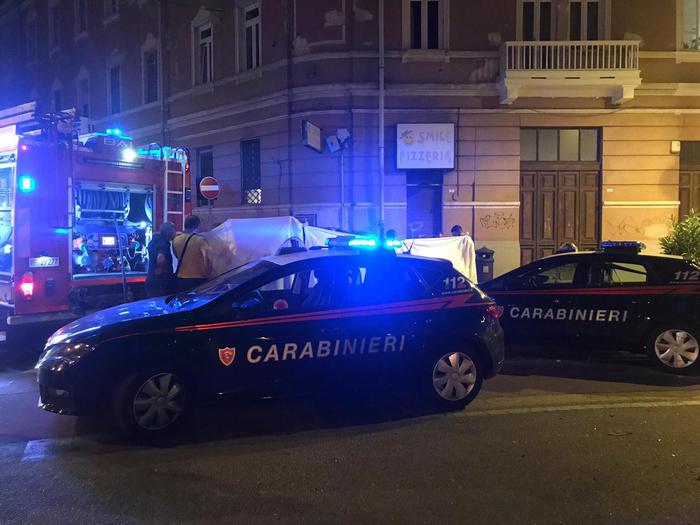 Trova a casa moglie e amante, li ferisce