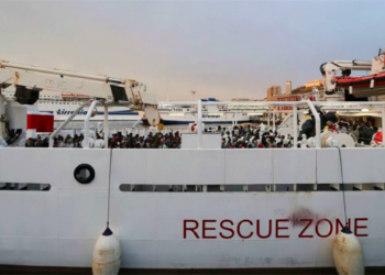 Tutti con Carola, nessuno per la Gregoretti: Salvini deve fare un monumento all’opposizione