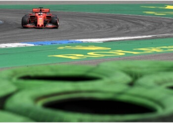 Vettel ko, pole a Hamilton