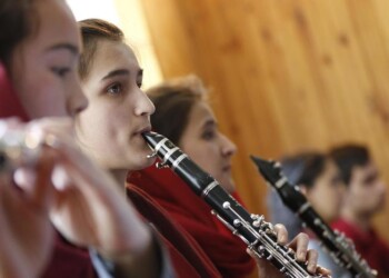 Via a tour Sichuan Philarmonic Orchestra