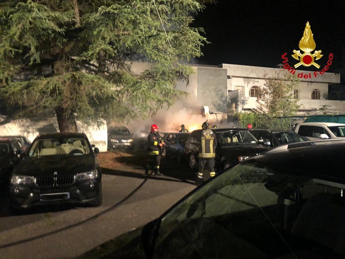 10 auto bruciate in parking Varesotto