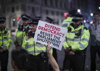 1,2mln firme contro blocco Parlamento Gb