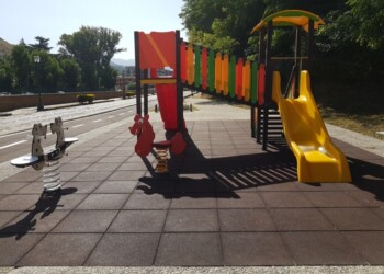 A Cosenza area giochi plastica riciclata