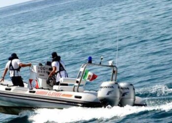 Barca contro scogli a Tremiti, affondata