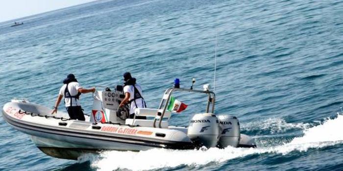 Barca contro scogli a Tremiti, affondata