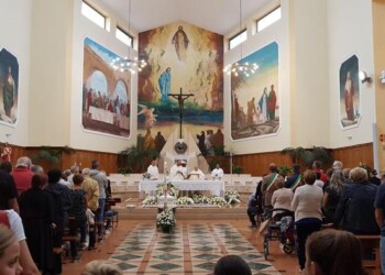 Bimbo morto in incidente: folla commossa