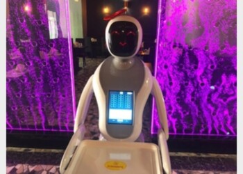 Cameriera-robot in un sushi-bar Cagliari