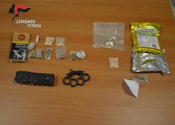 Droga, tirapugni e un taser: due arresti