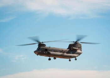 Elicottero atterra vicino case, 3 feriti