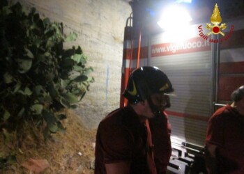 Fiamme in deposito gomme in Calabria