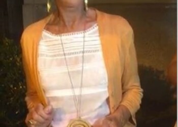 Helen Mirren fa le orecchiette in piazza