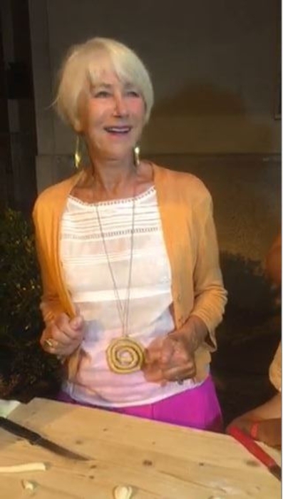 Helen Mirren fa le orecchiette in piazza