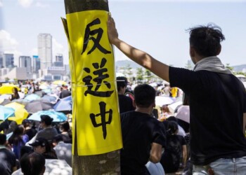 Hong Kong: lacrimogeni contro attivisti