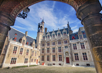 Il fascino di Bruges d’estate, tra musei, mulini e canali romantici