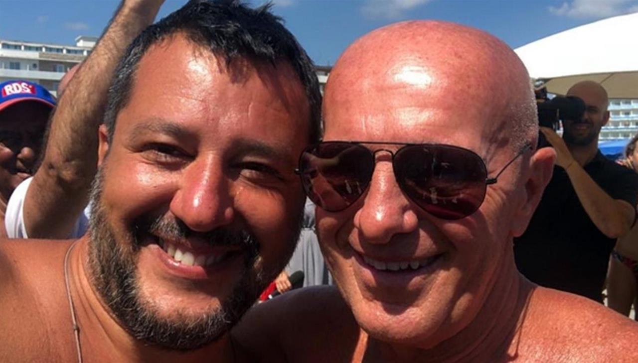 Il suicidio della democrazia, in diretta dal Salvini Beach Party