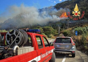 In fiamme collina, evacuato un residence