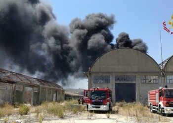 In fiamme discarica gomme a Crotone