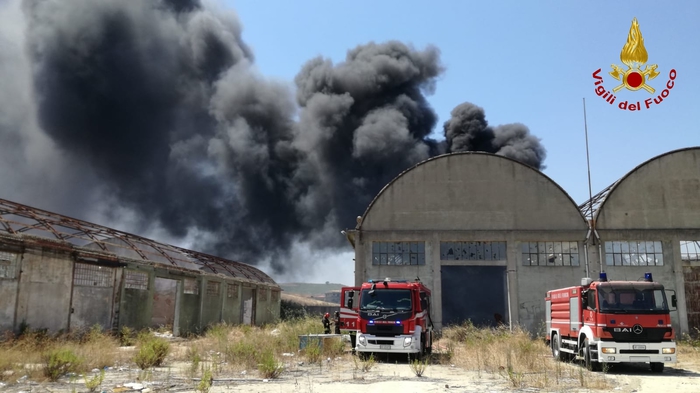 In fiamme discarica gomme a Crotone