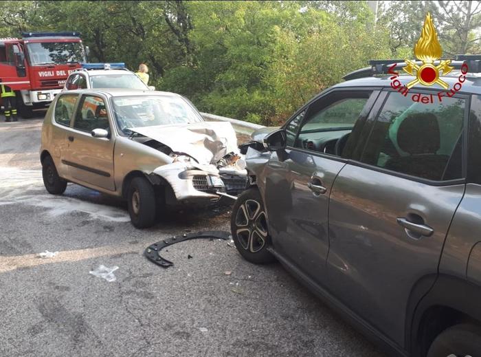 Incidenti stradali: frontale tra due auto, morta donna