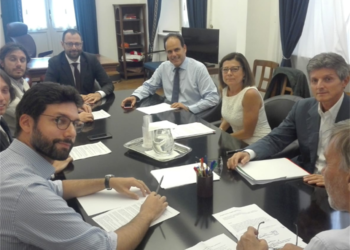 L’antipolitica è morta. Ora però facciamo tornare la politica