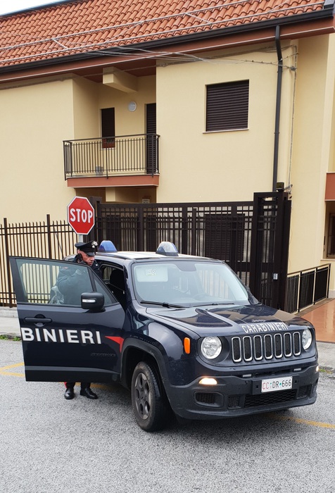 Lite tra vicini, spara e ferisce coppia