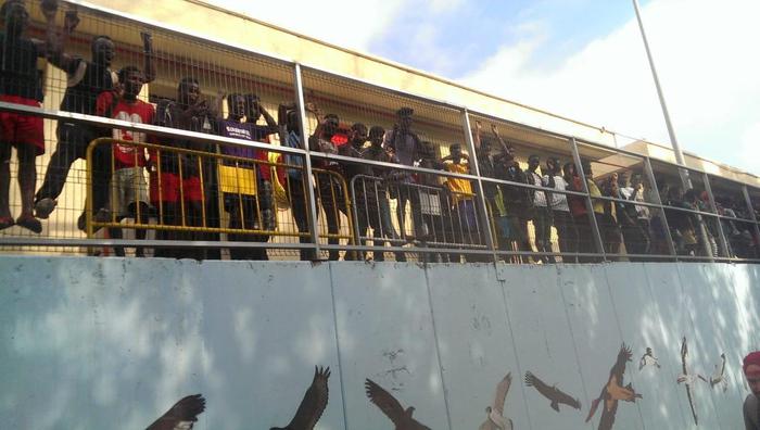 Migranti: 100 scavalcano muro a Ceuta