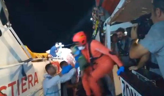 Migranti: Open Arms giunta a Lampedusa