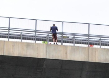 Minaccia di buttarsi da viadotto, chiuso raccordo A5
