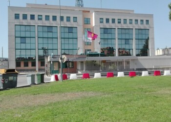 Minaccia di dare fuoco a moglie per chiavi auto