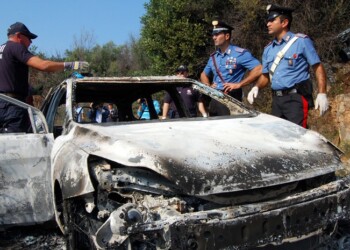 Per gelosia e rancori bruciano tre auto