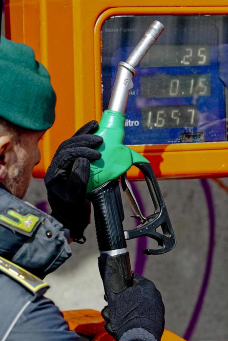 Prezzi poco chiari, multato benzinaio