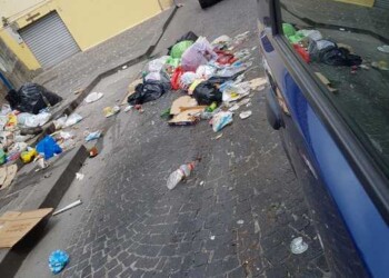 Rifiuti per strada, lamentele residenti