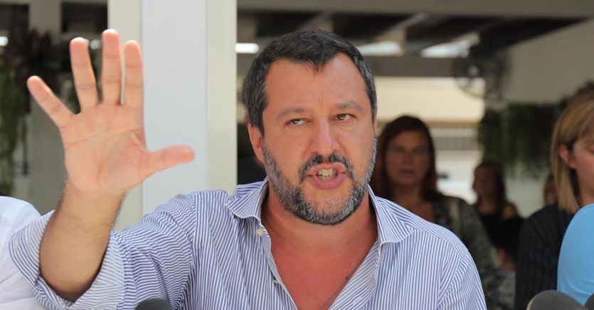 Salvini: pronto a tutto purché non torni Renzi. E Grillo riunisce i vertici M5S